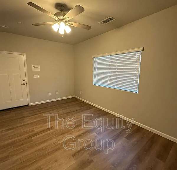 514 S Summit St #102 — Photo 3