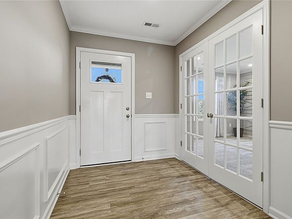 3rd image of 1040 Colonial Dr