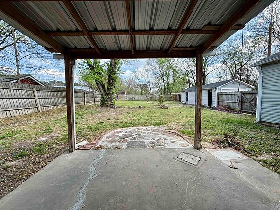 4th image of 810 Main St