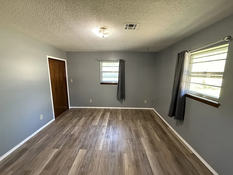 901 N Oak Ave — Photo 4