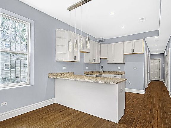 3rd image of 827 W 50th Pl