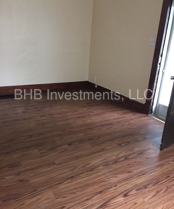 2nd image of 1021 E Raymond St