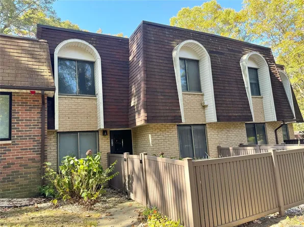 314 Clubhouse Court #314, Coram, NY 11727