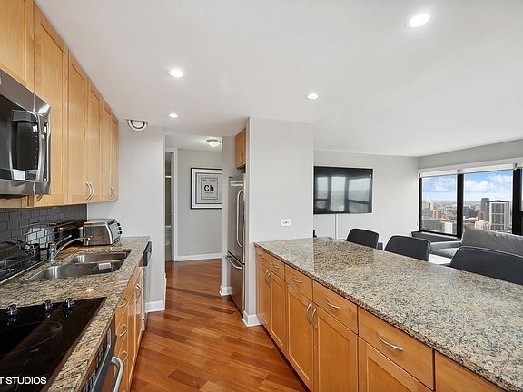4th image of 30 E Huron St APT 5007