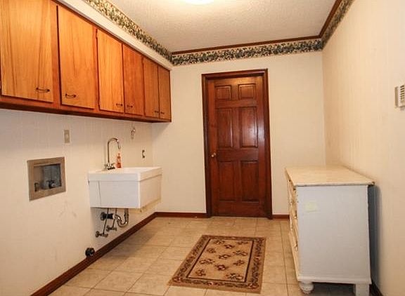 3rd image of 115 Royal Crescent Dr