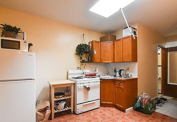 3rd image of 381 McGuinness Blvd #2