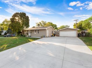 200 Amarillo Dr, Carpentersville, IL 60110