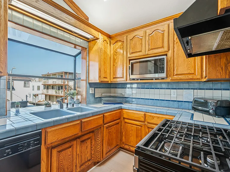 208 Marine Ave — Photo 6