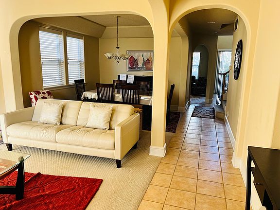 Entry way.
(Furnishings not included in rental)