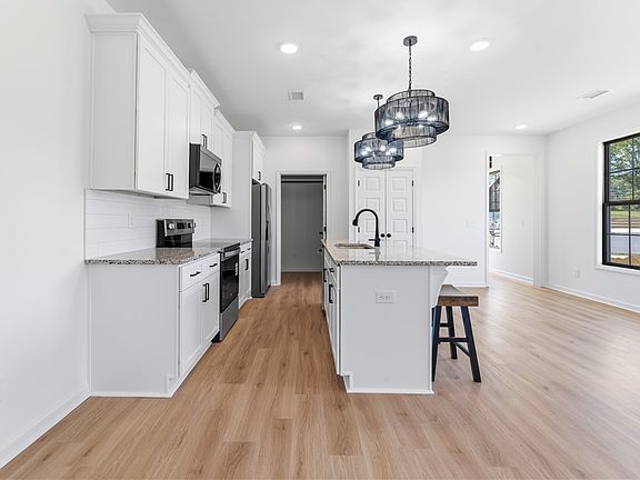 4th image of 107 Summer St