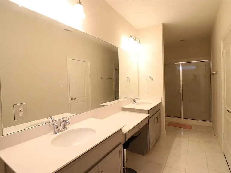 1422 Bellingham Ln — Photo 10