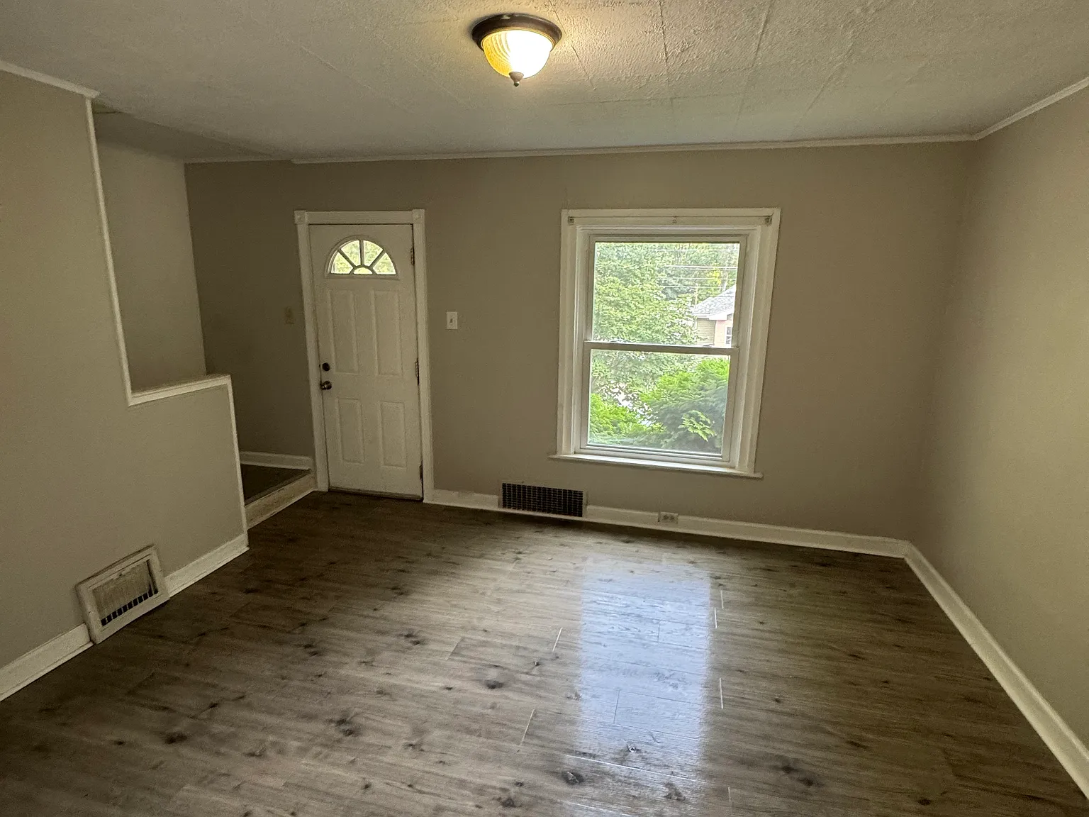 2 bed, 1.5 bath, 1143 sqft, $1,350 — Photo 2