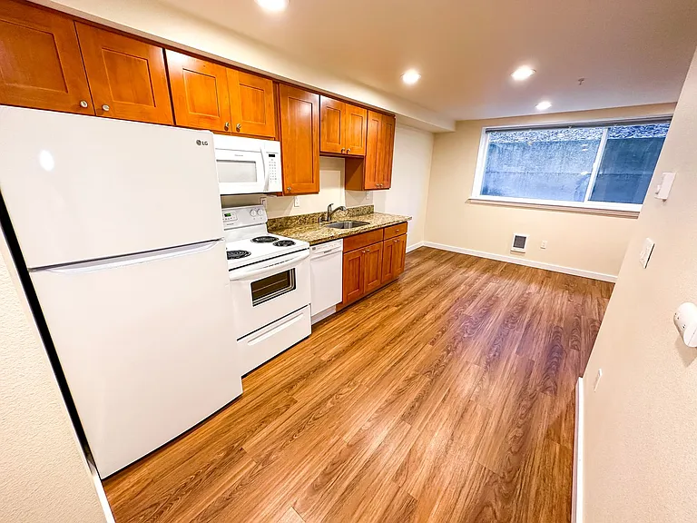 515 East Denny Apartments — Photo 9
