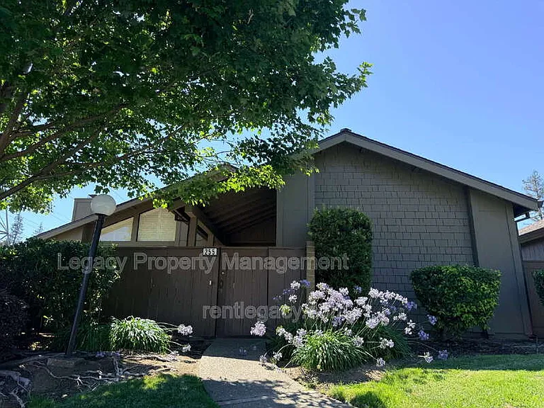 255 Munroe St — Photo 1