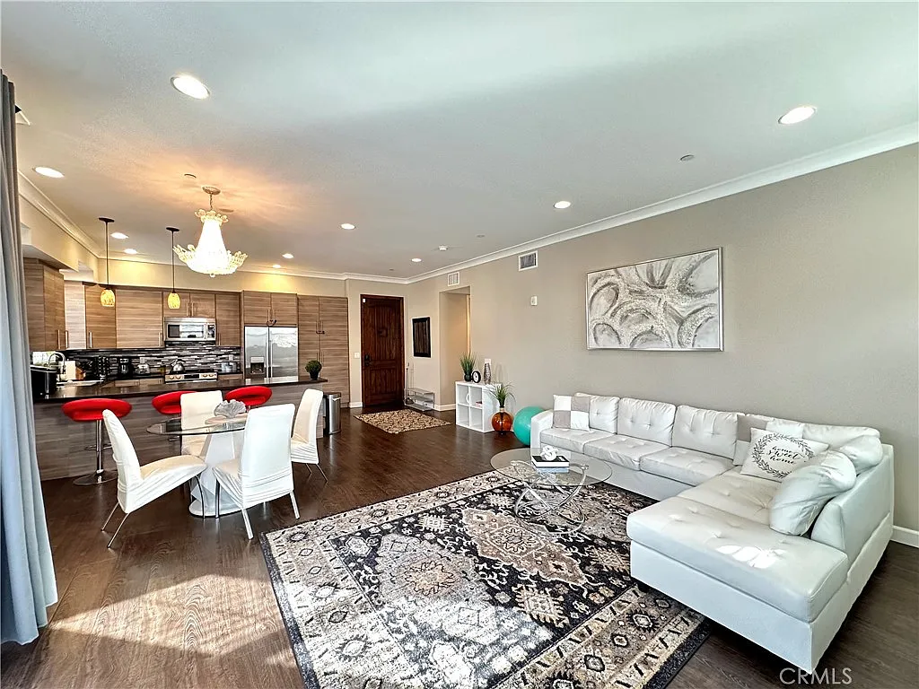 3 bed, 2.5 bath, 1600 sqft, $4,800 — Photo 1