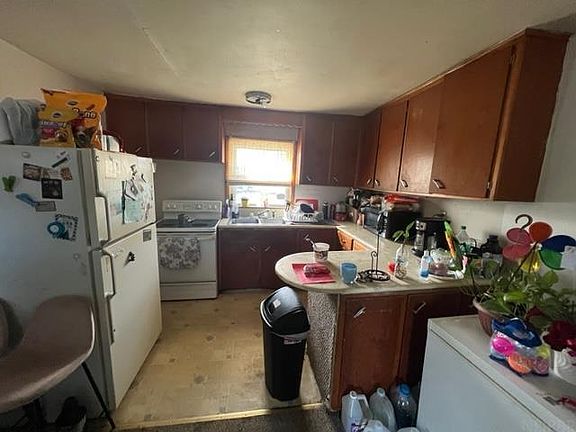 3rd image of 215 N Oak St