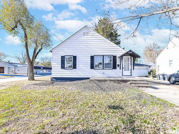 1229 S 8th St, Pekin, IL 61554