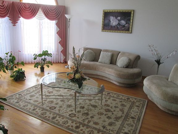 5th image of 10744 Lockwood Ave