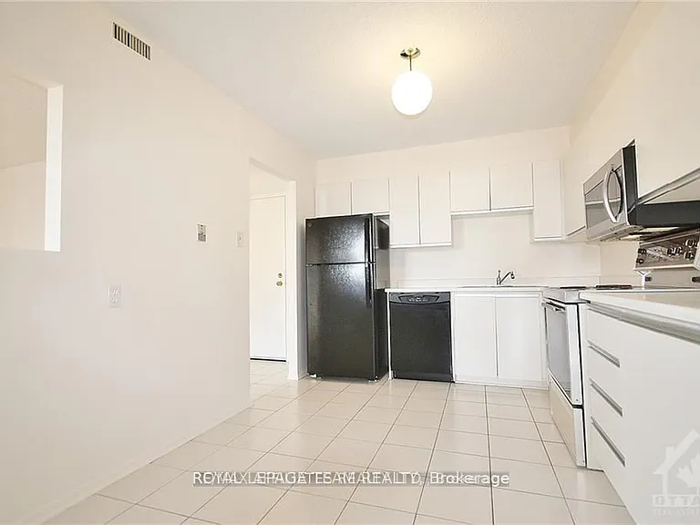 200 Lafontaine Ave #304 — Photo 4