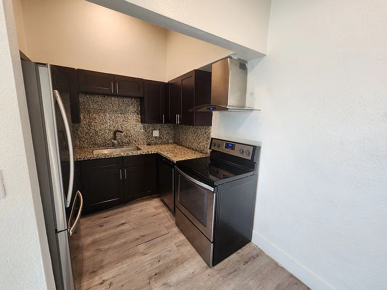 211 S 13th St #6 — Photo 4