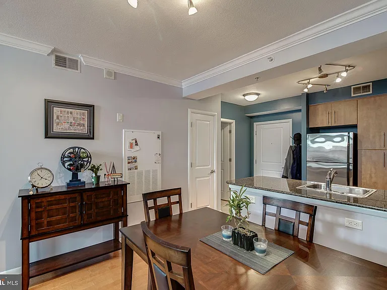 1021 N Garfield St #611 — Photo 11