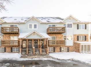 352 Pinewood Dr, Plymouth, MI 48170