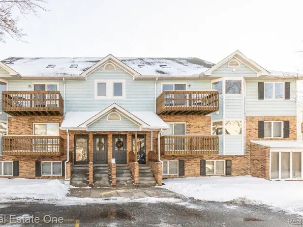 352 Pinewood Dr, Plymouth, MI 48170