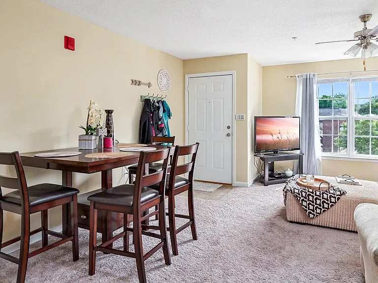Madison Heights Luxury Apartments — Photo 32