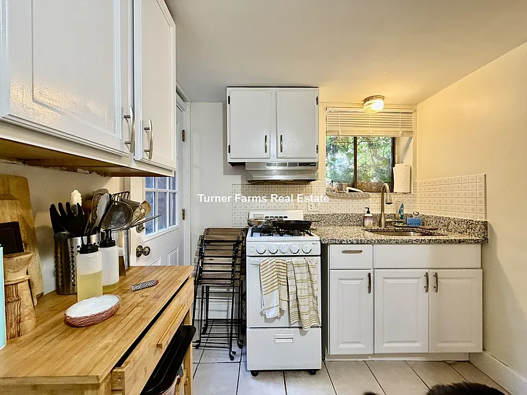 Cameron Ave — Photo 10