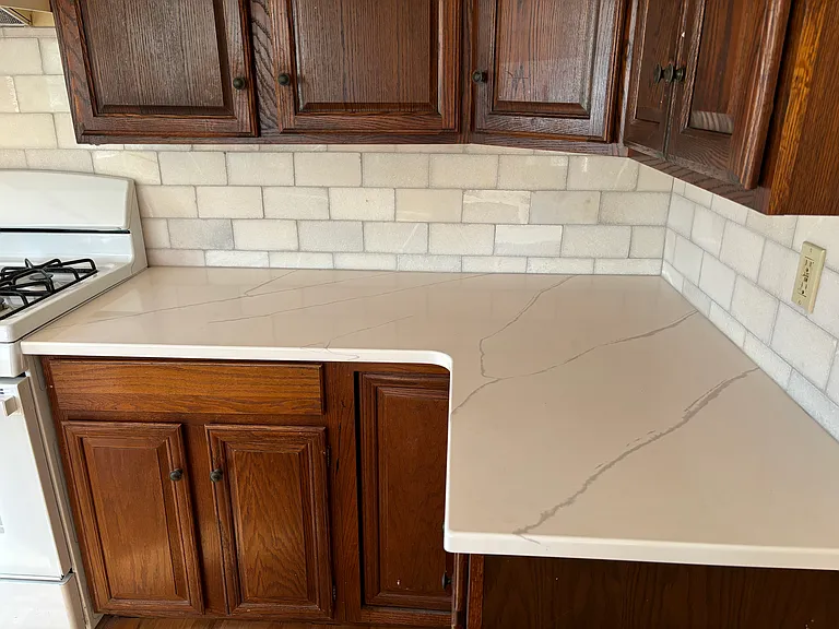 Kitchen Quartz Countertop with Marple Backsplash