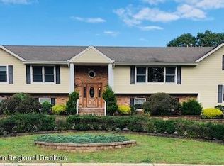 20 Heights Ter, Middletown, NJ 07748