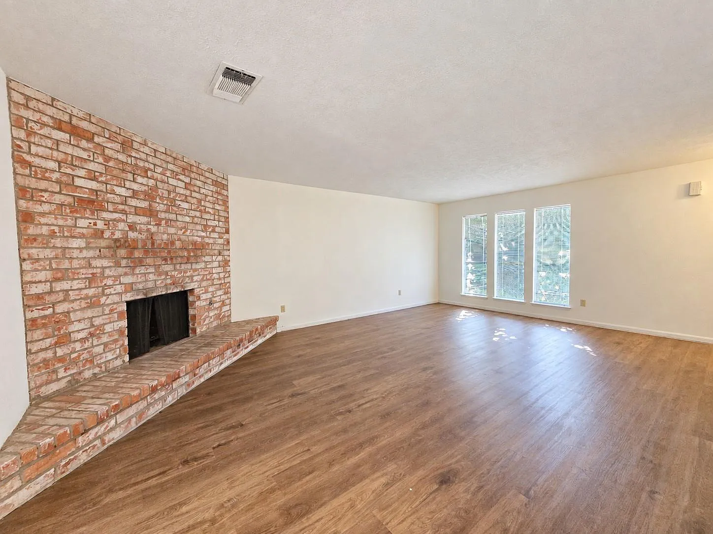 3 bed, 2.0 bath, 1220 sqft, $1,700 — Photo 2