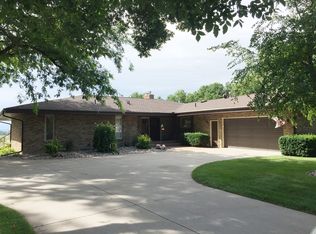 1135 Valley View Dr, Vermillion, SD 57069