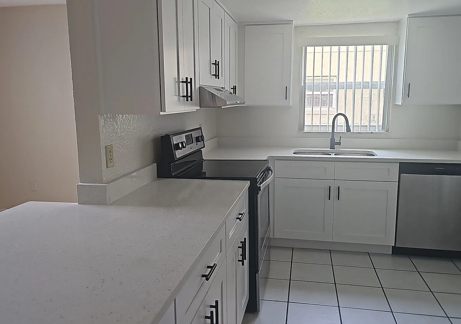 Hawthorne Village Condo- Unit 6 — Photo 2