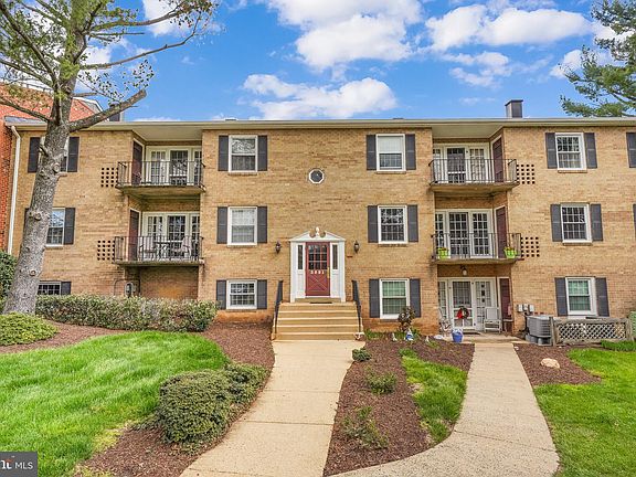 2nd image of 3991 Lyndhurst Dr APT 204