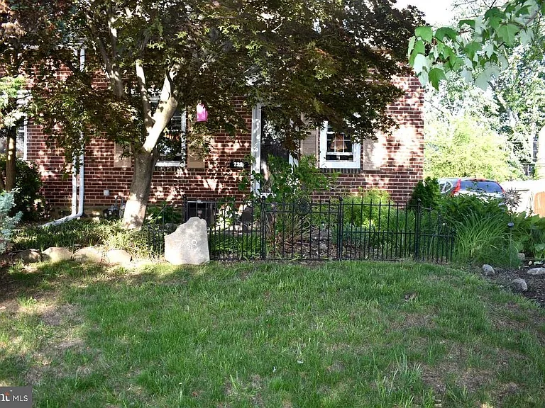 738 Fairview Rd — Photo 1