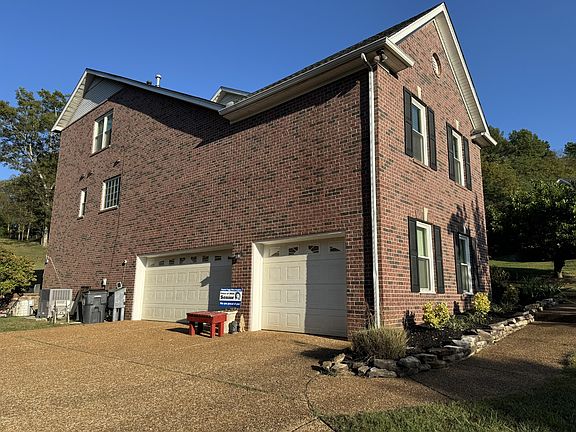 4th image of 300 Summerwood Ln