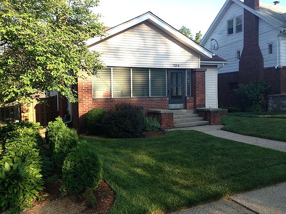 3rd image of 724 N Chicago Ave