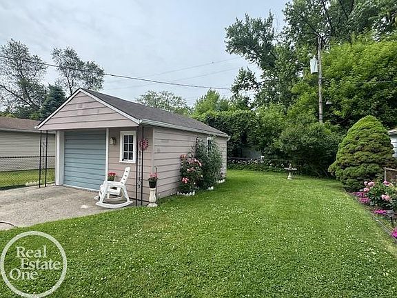 3rd image of 18746 Woodside St