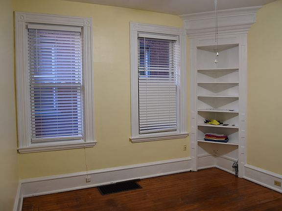 This can be a living room or a dinning room. Which do you prefer? There is a cieling fan