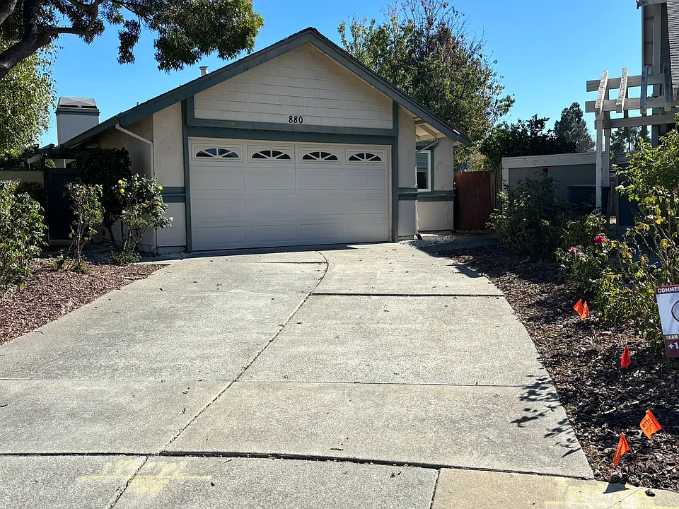 880 Malibu Dr