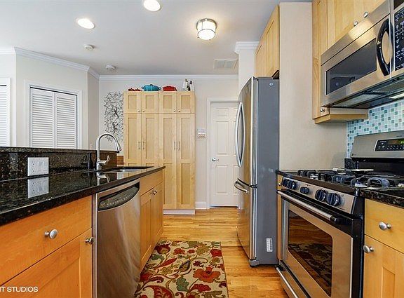 5th image of 612 W Aldine Ave APT 4S