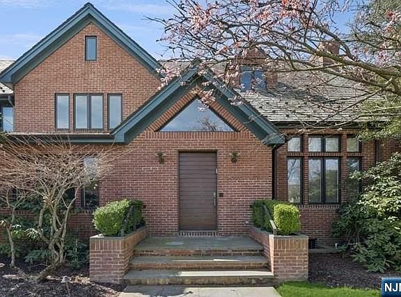 2nd image of 532 Winthrop Rd