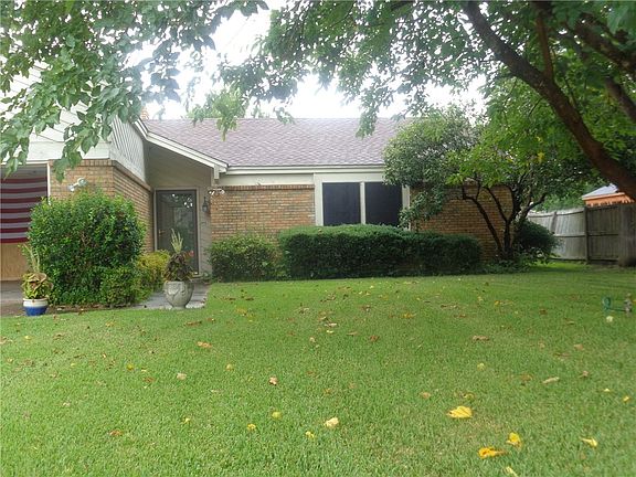 2nd image of 3305 Oakridge Dr
