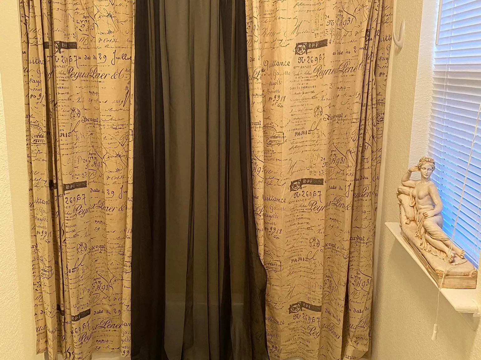4 bed, 2400 sqft, $2,900 — Photo 4