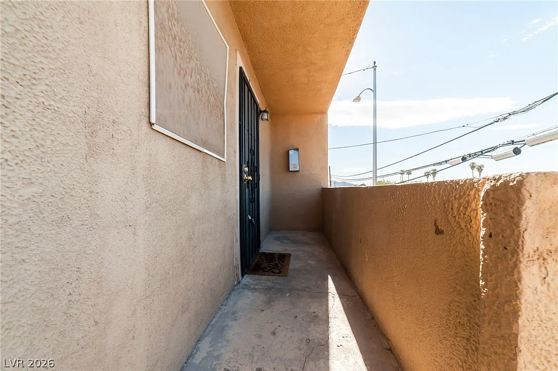 2 bed, 1.0 bath, 3540 sqft, $890 — Photo 3