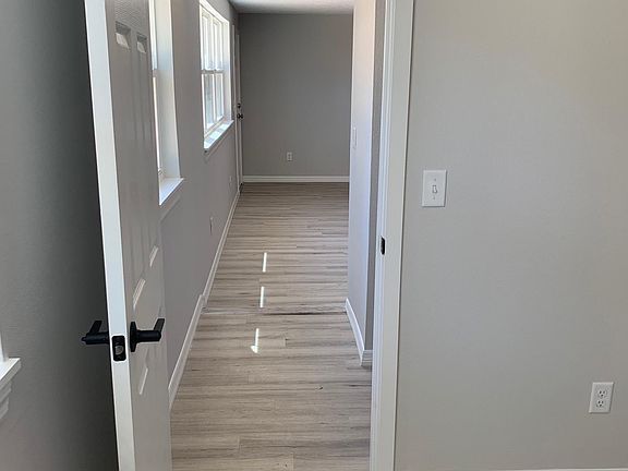 5th image of 609 E Harwood St