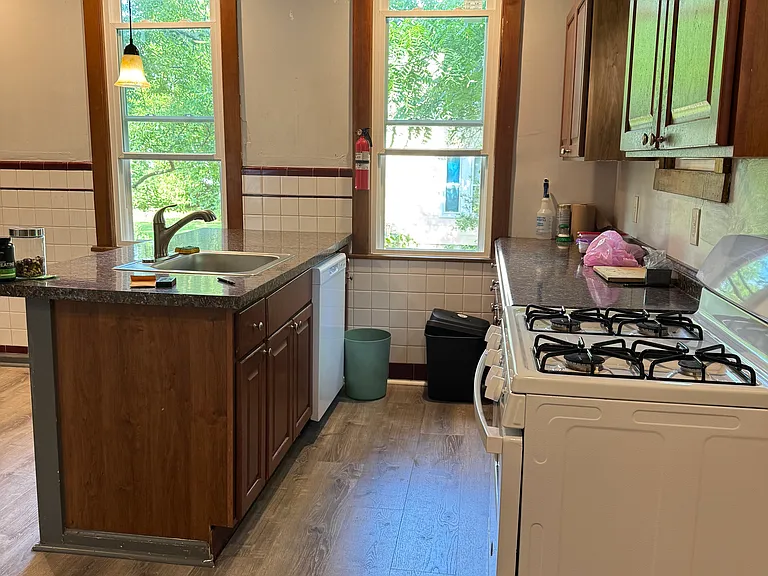 215 E High St — Photo 7