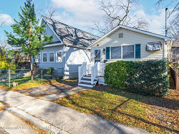 3rd image of 60 Shoreland Terrace