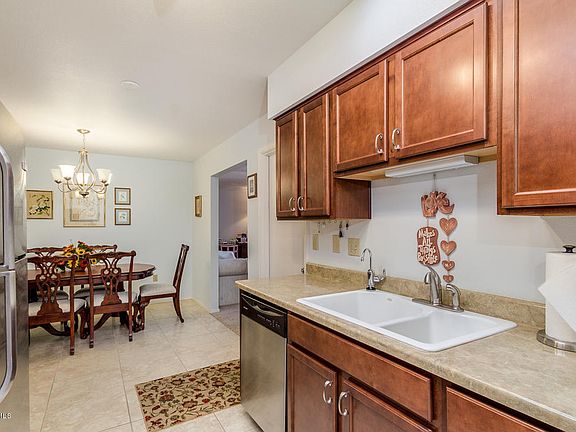 5th image of 10014 W Hawthorn Dr